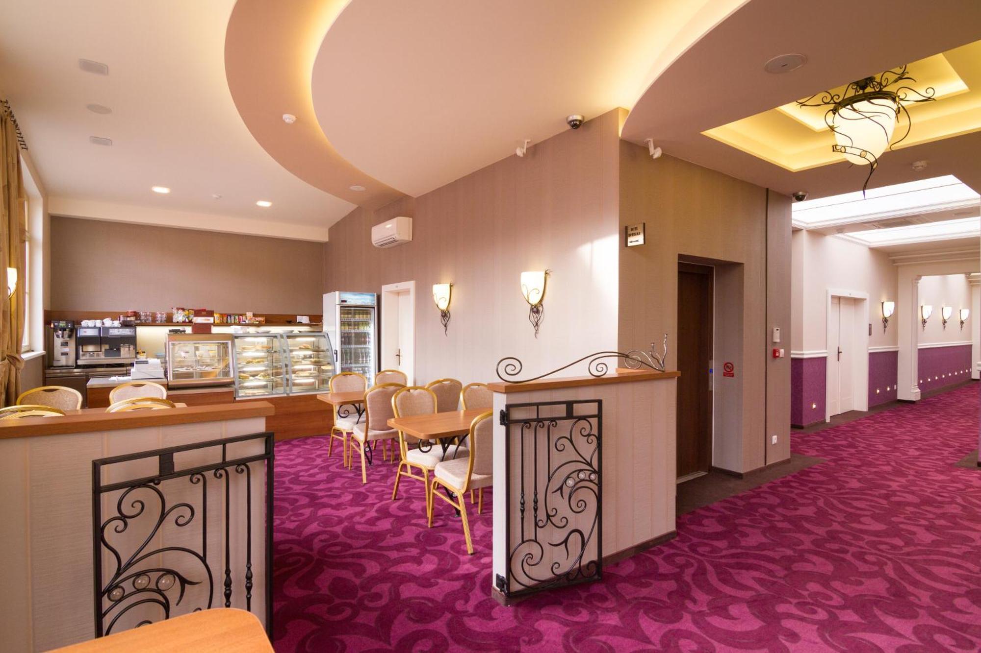 Hotel Dvorana Karlovy Vary Exterior photo