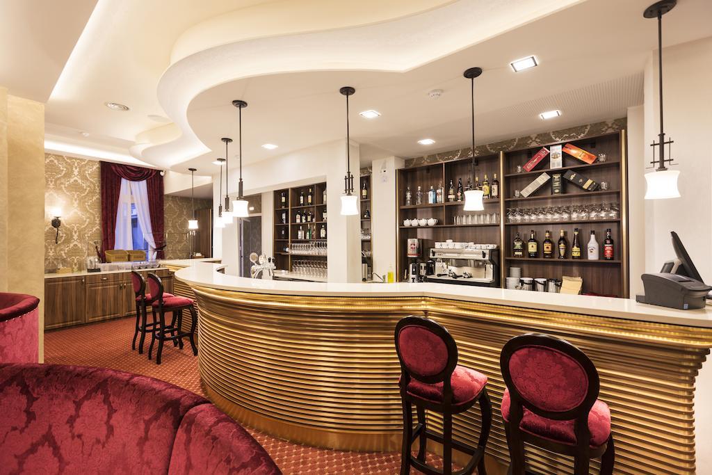 Hotel Dvorana Karlovy Vary Exterior photo